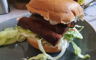 Budget comfortfood: macaroni met frikandel en Broodje Anja