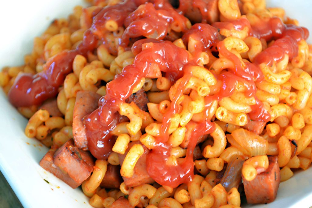 Budget macaroni met stukjes frikandel: comfortfood ten top!