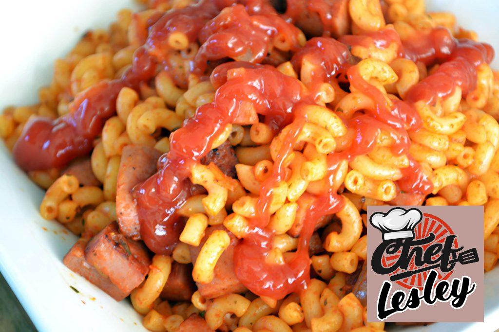 Budget macaroni met stukjes frikandel: comfortfood ten top!