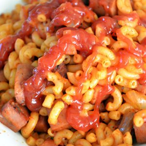 Budget macaroni met stukjes frikandel: comfortfood ten top!