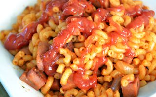 Budget macaroni met stukjes frikandel: comfortfood ten top!