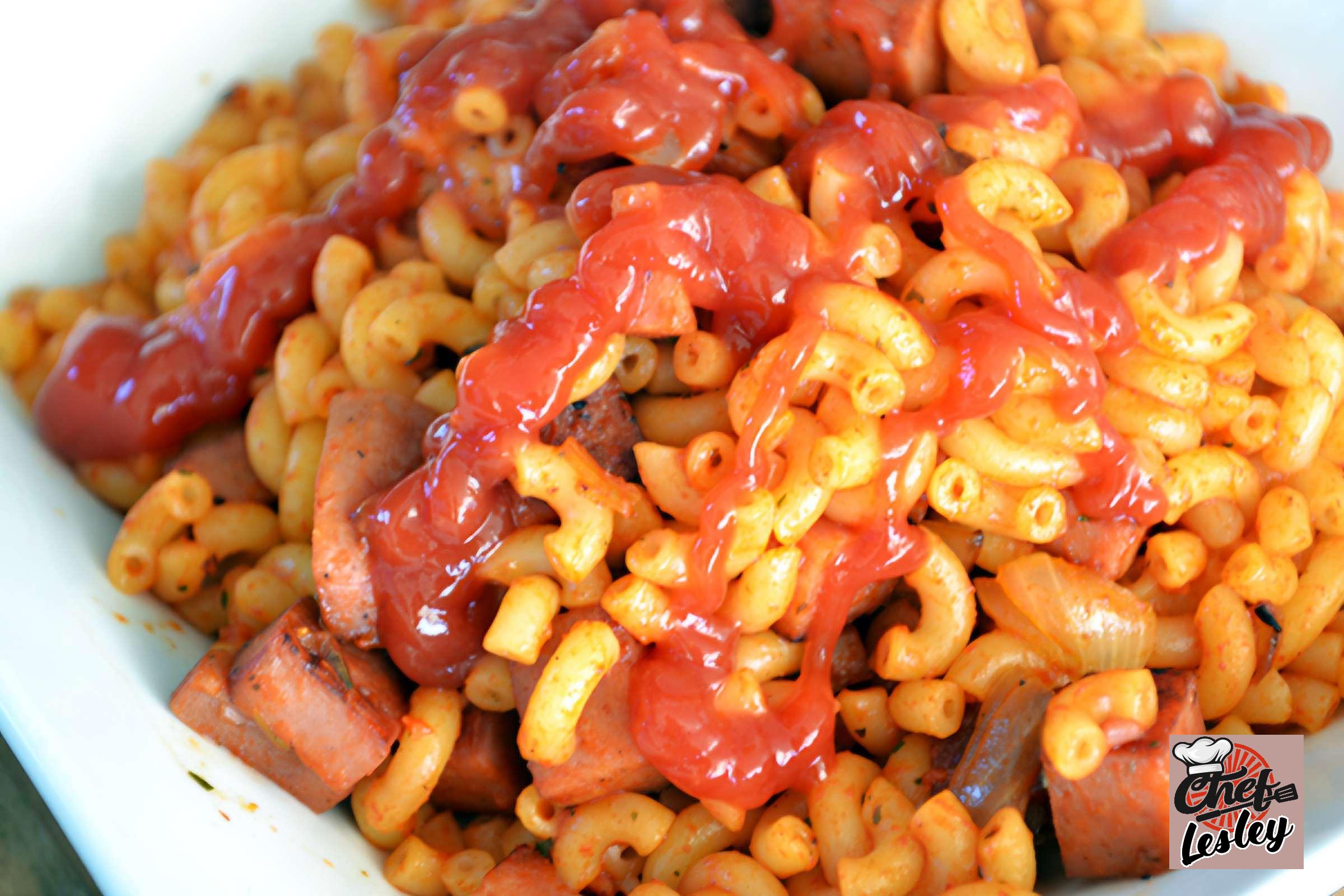 Budget macaroni met stukjes frikandel: comfortfood ten top!