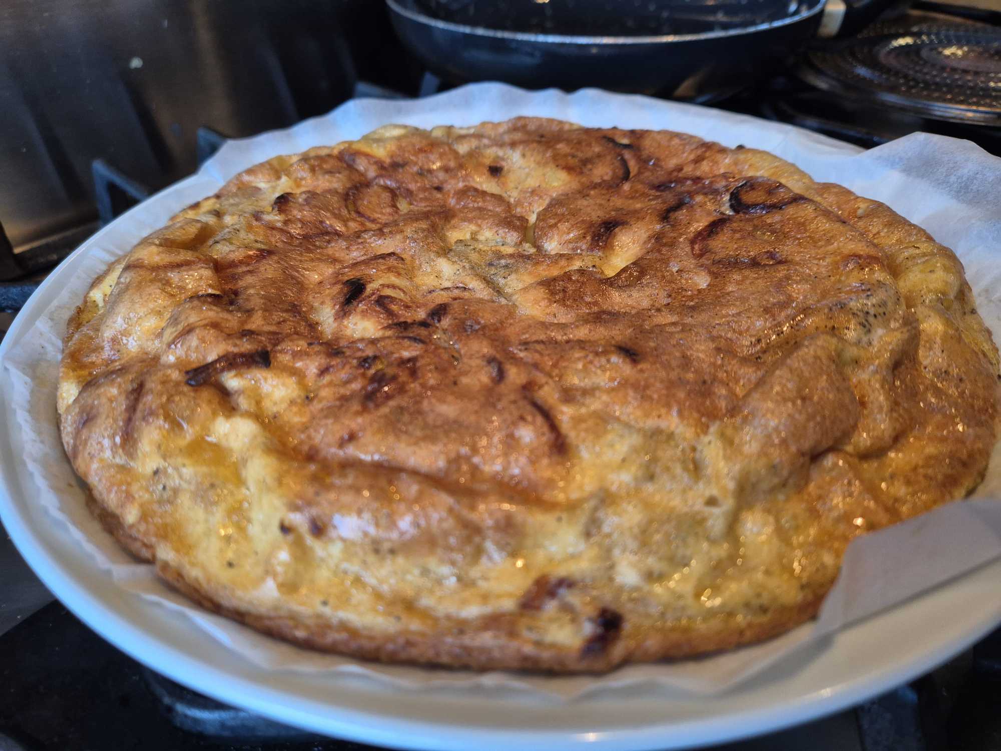 Spaanse tortilla met ui, knoflook en pit