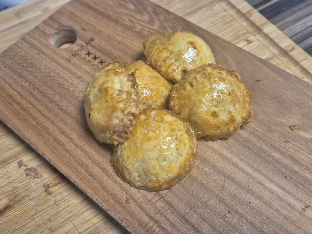 Tuna Cheese Puffs. De heerlijke, snelle en makkelijke snack uit de oven of airfryer.
